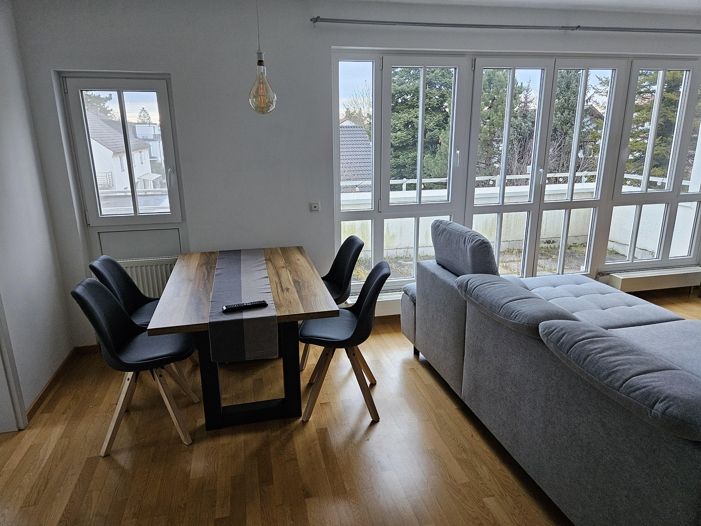 Möblierte 2-Zimmer-Wohnung mit Balkon, TG-Stellplatz und WLAN – ideal für Expats – Lerchenauer Str. 176, 80935 München(Feldmoching) – Vorschaubild 4