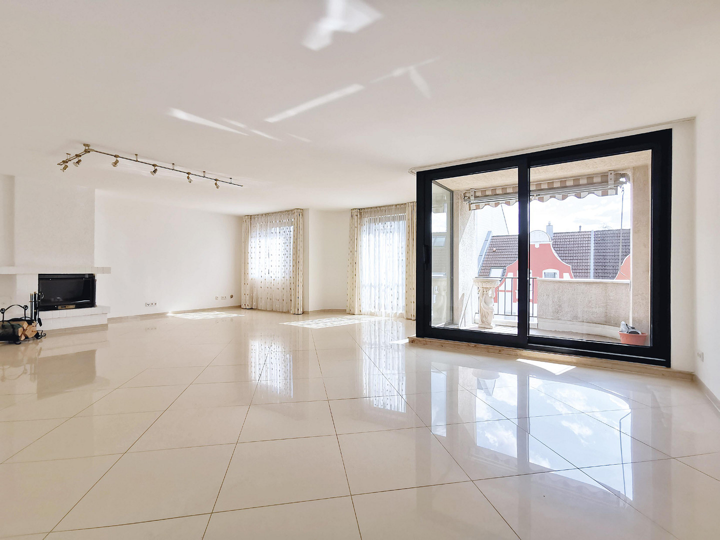 Moderne 3-Zimmer-Wohnung mit zwei Balkonen, Keller und Garagenstellplatz in Düsseldorf-Benrath