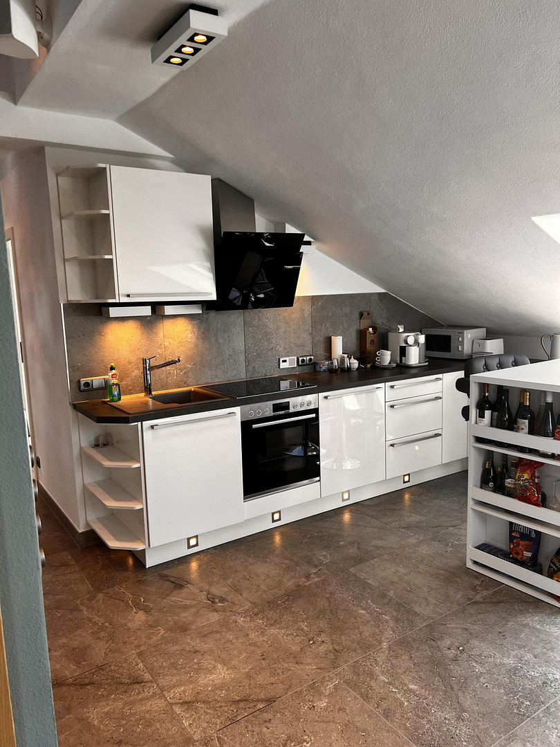 Attraktive voll möblierte 2-Zimmer-Dachgeschosswohnung inkl. TG und Keller U Bahn Harras – Albert-Roßhaupter-Str. 46, 81369 München(Sendling-Westpark) – Vorschaubild 5