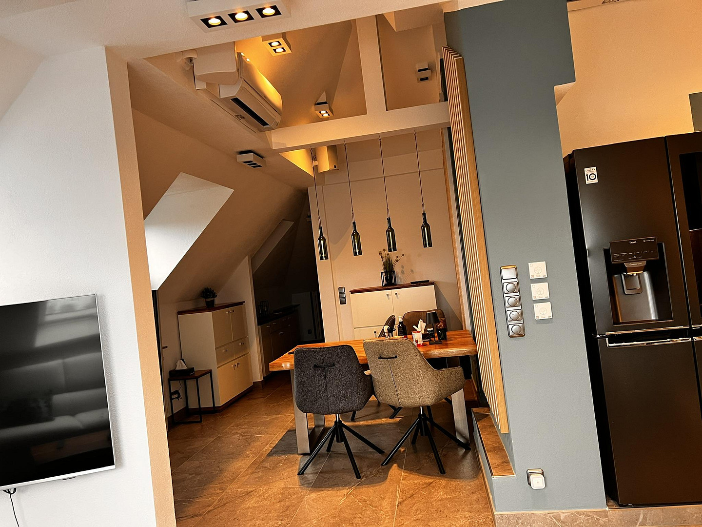 Attraktive voll möblierte 2-Zimmer-Dachgeschosswohnung inkl. TG und Keller U Bahn Harras – Albert-Roßhaupter-Str. 46, 81369 München(Sendling-Westpark) – Vorschaubild 3