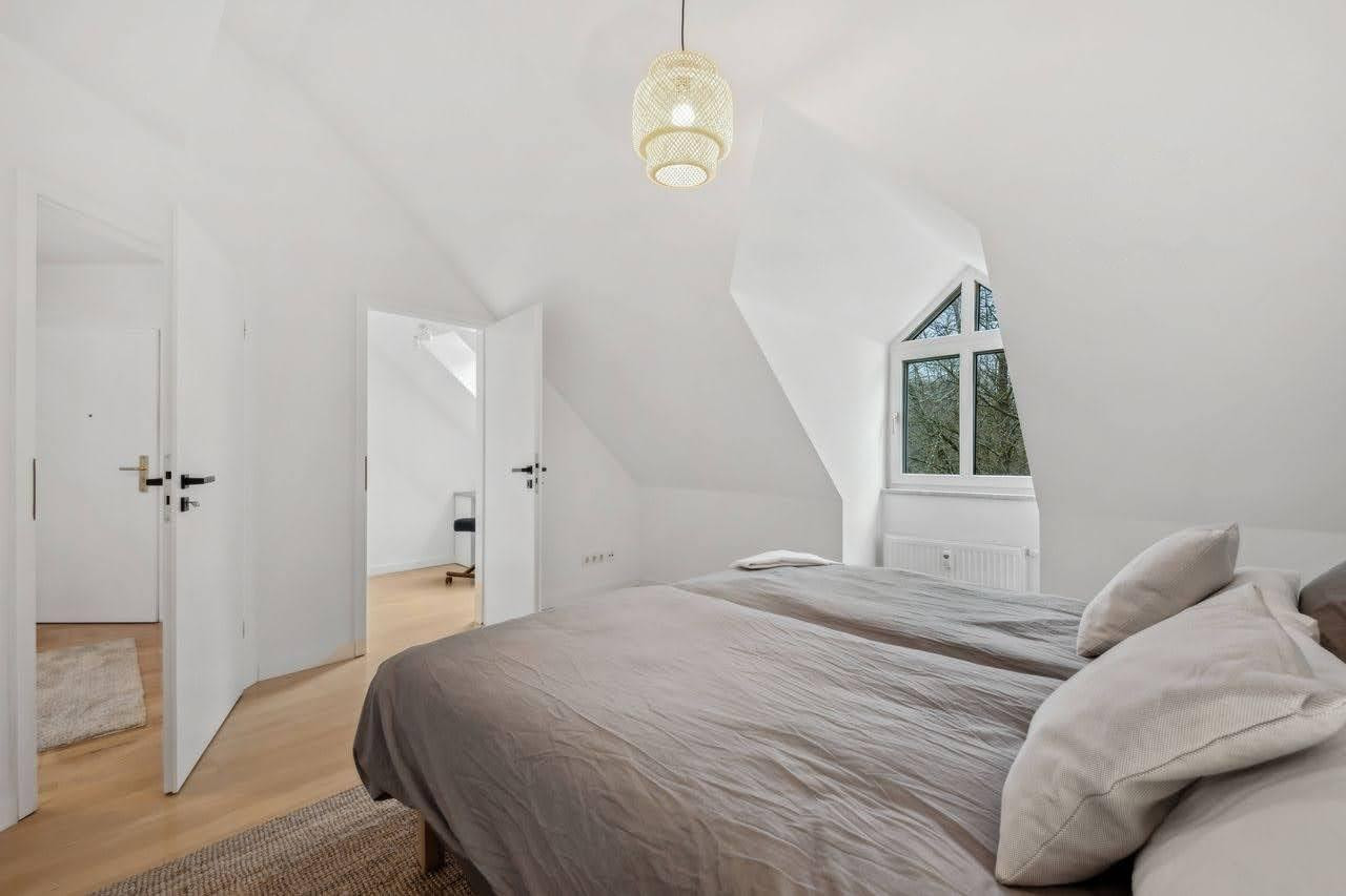 Helle 2,5-Zimmer-Galeriewohnung, möbliert, Südbalkon (Vermietung auf Zeit, all inclusive) – Axel-von-Ambesser-str. 9, 81371 München(Sendling) – Vorschaubild 7