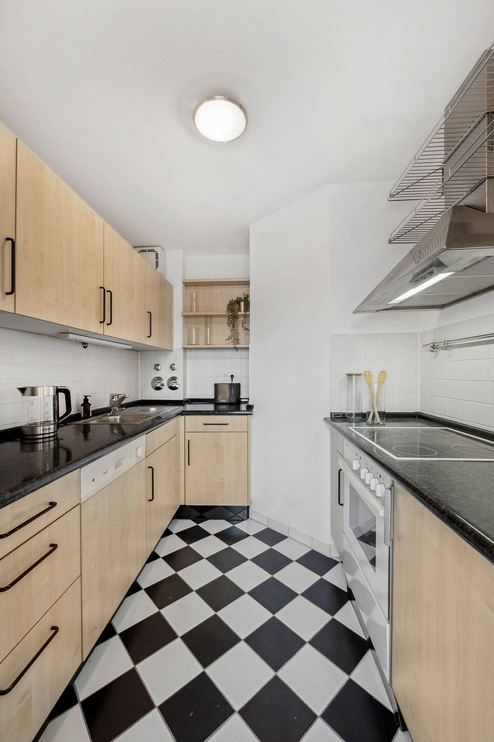 Helle 2,5-Zimmer-Galeriewohnung, möbliert, Südbalkon (Vermietung auf Zeit, all inclusive) – Axel-von-Ambesser-str. 9, 81371 München(Sendling) – Vorschaubild 6