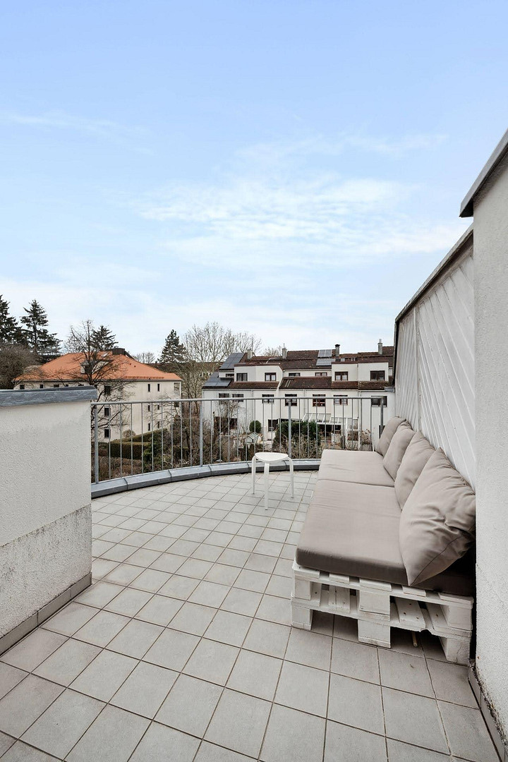 Helle 2,5-Zimmer-Galeriewohnung, möbliert, Südbalkon (Vermietung auf Zeit, all inclusive) – Axel-von-Ambesser-str. 9, 81371 München(Sendling) – Vorschaubild 5