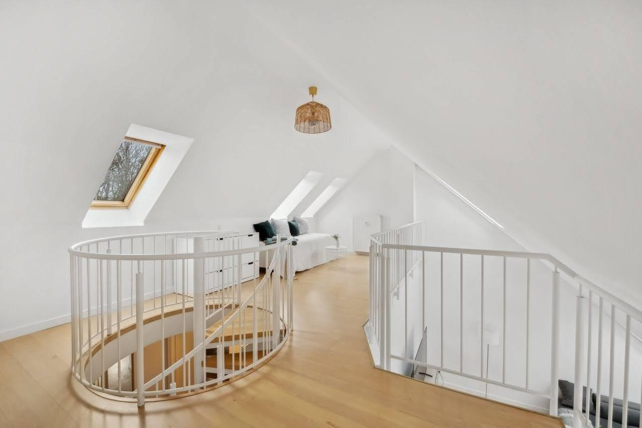Helle 2,5-Zimmer-Galeriewohnung, möbliert, Südbalkon (Vermietung auf Zeit, all inclusive) – Axel-von-Ambesser-str. 9, 81371 München(Sendling) – Vorschaubild 12