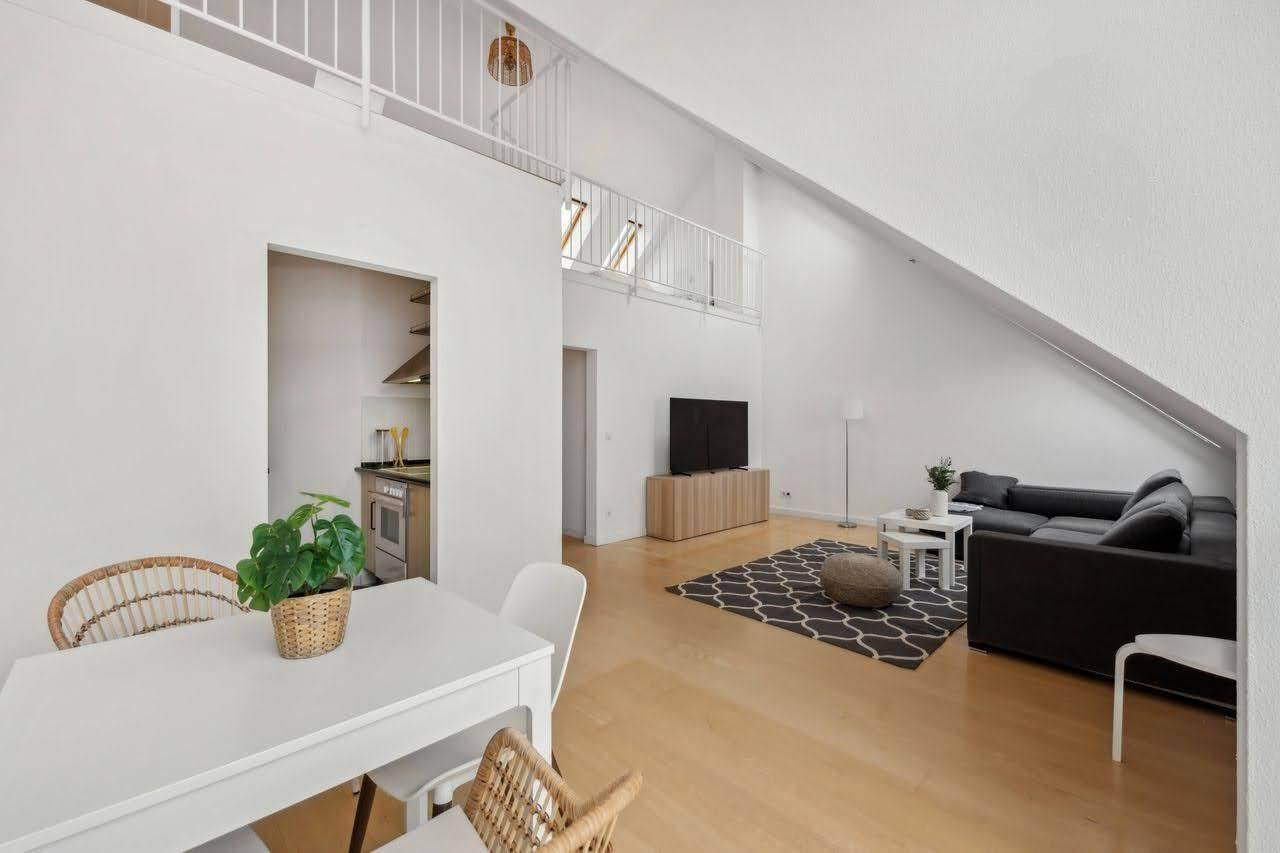 Helle 2,5-Zimmer-Galeriewohnung, möbliert, Südbalkon (Vermietung auf Zeit, all inclusive) – Axel-von-Ambesser-str. 9, 81371 München(Sendling) – Vorschaubild 2
