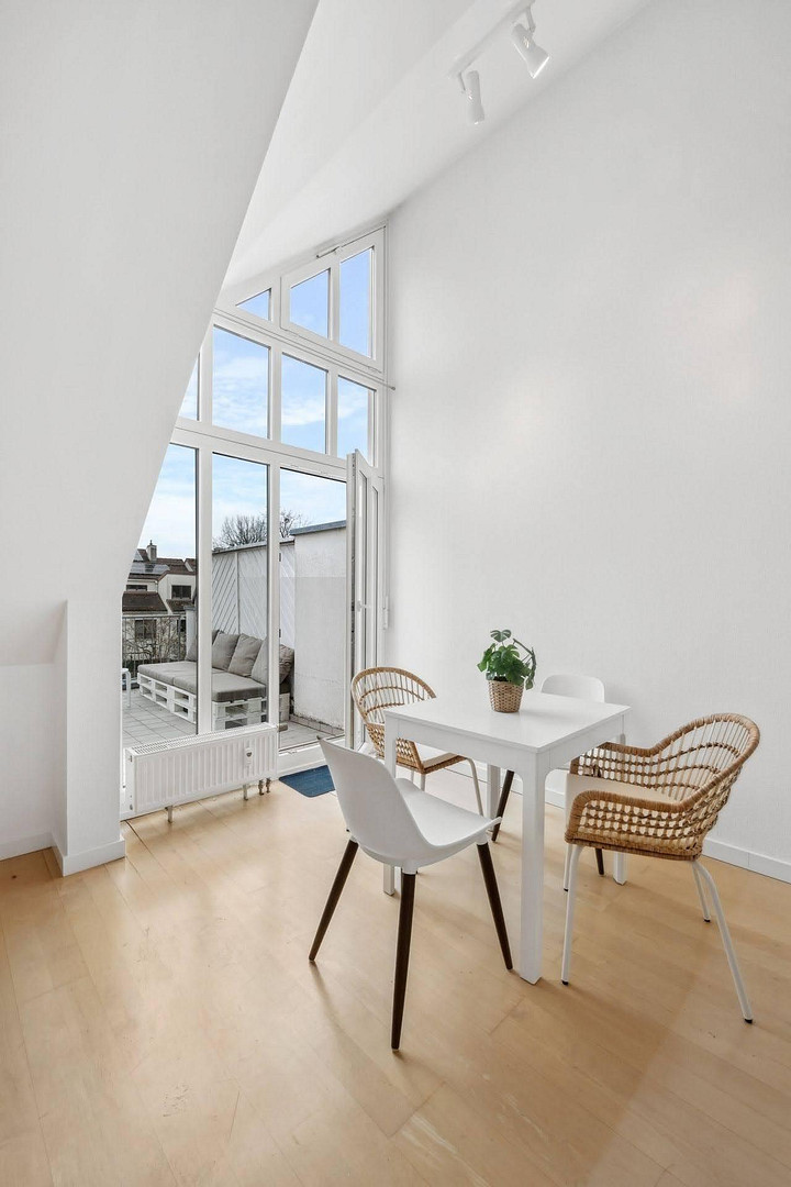 Helle 2,5-Zimmer-Galeriewohnung, möbliert, Südbalkon (Vermietung auf Zeit, all inclusive) – Axel-von-Ambesser-str. 9, 81371 München(Sendling) – Vorschaubild 4