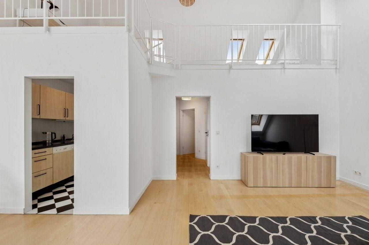 Helle 2,5-Zimmer-Galeriewohnung, möbliert, Südbalkon (Vermietung auf Zeit, all inclusive) – Axel-von-Ambesser-str. 9, 81371 München(Sendling) – Vorschaubild 3