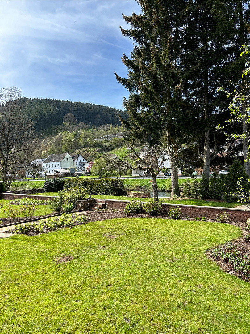 Freistehende Villa mit Sandsteinsäulen - Aussichtsturm und Parkähnlicher Anlage – Mürlenbach – Vorschaubild 2