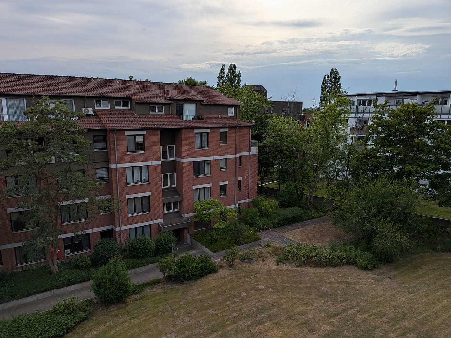 Helle 2 Zimmer Wohnung in der Südstadt nah am Maschsee - Tiefgarage, Aufzug, Balkon, Einbauküche – Alte Döhrener Str. 80a, 30173 Hannover(Südstadt) – Vorschaubild 2