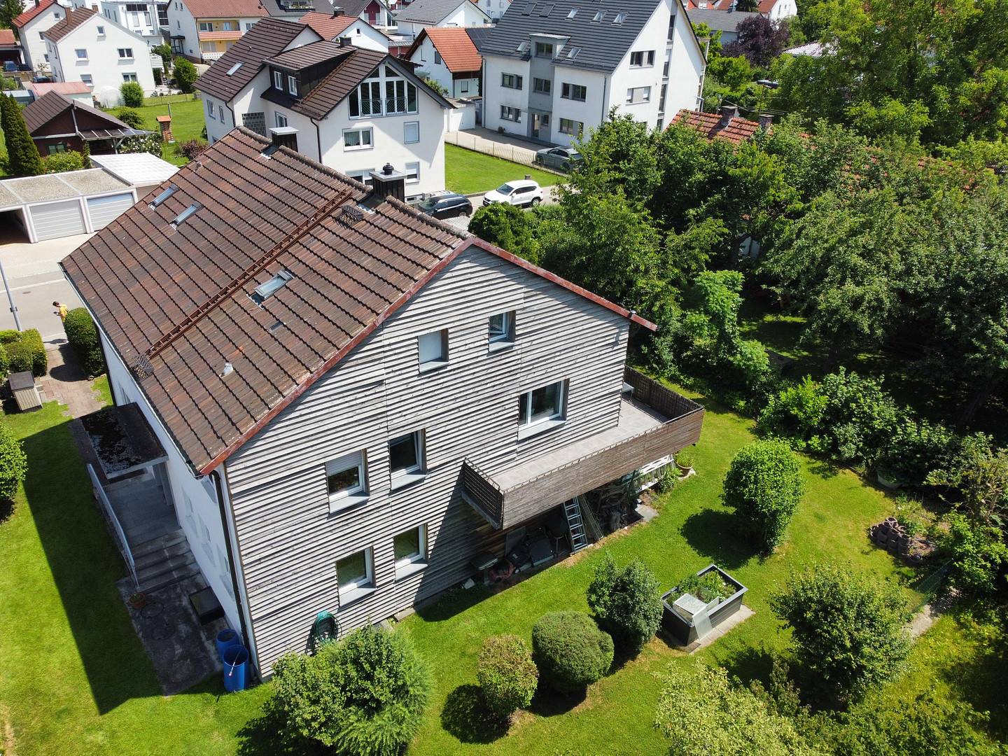 Großzügiges Zweifamilienhaus mit Traumgarten in begehrter Lage von Gerlenhofen