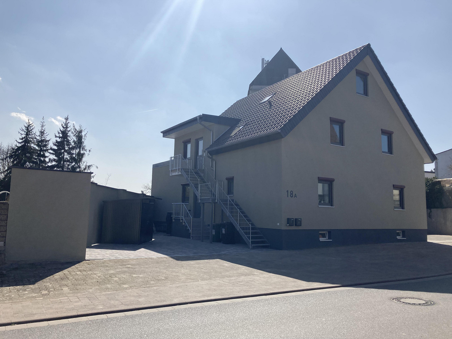 Neuwertige 4Z-Wohnung mit Balkon in energieeffizientem ZFH