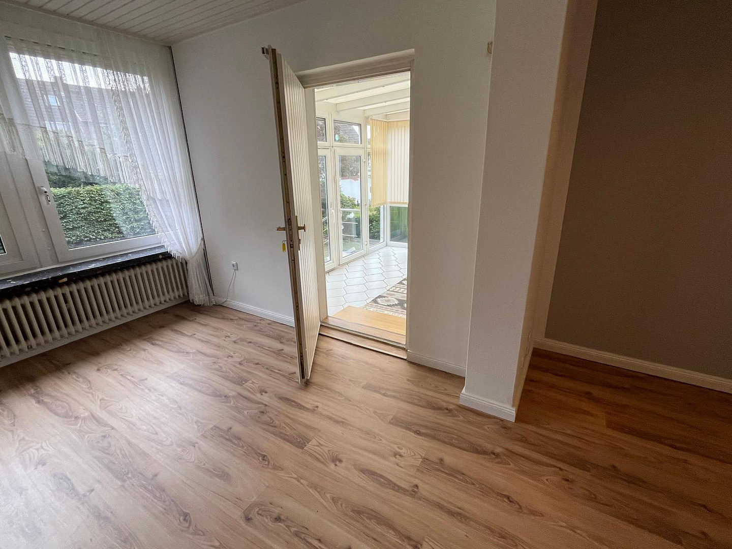 Provisionsfrei: Haus - Zweifamilienhaus - 2 Wohnungen - 2 Garagen - voll unterkellert – Hannover(Vinnhorst) – Vorschaubild 3