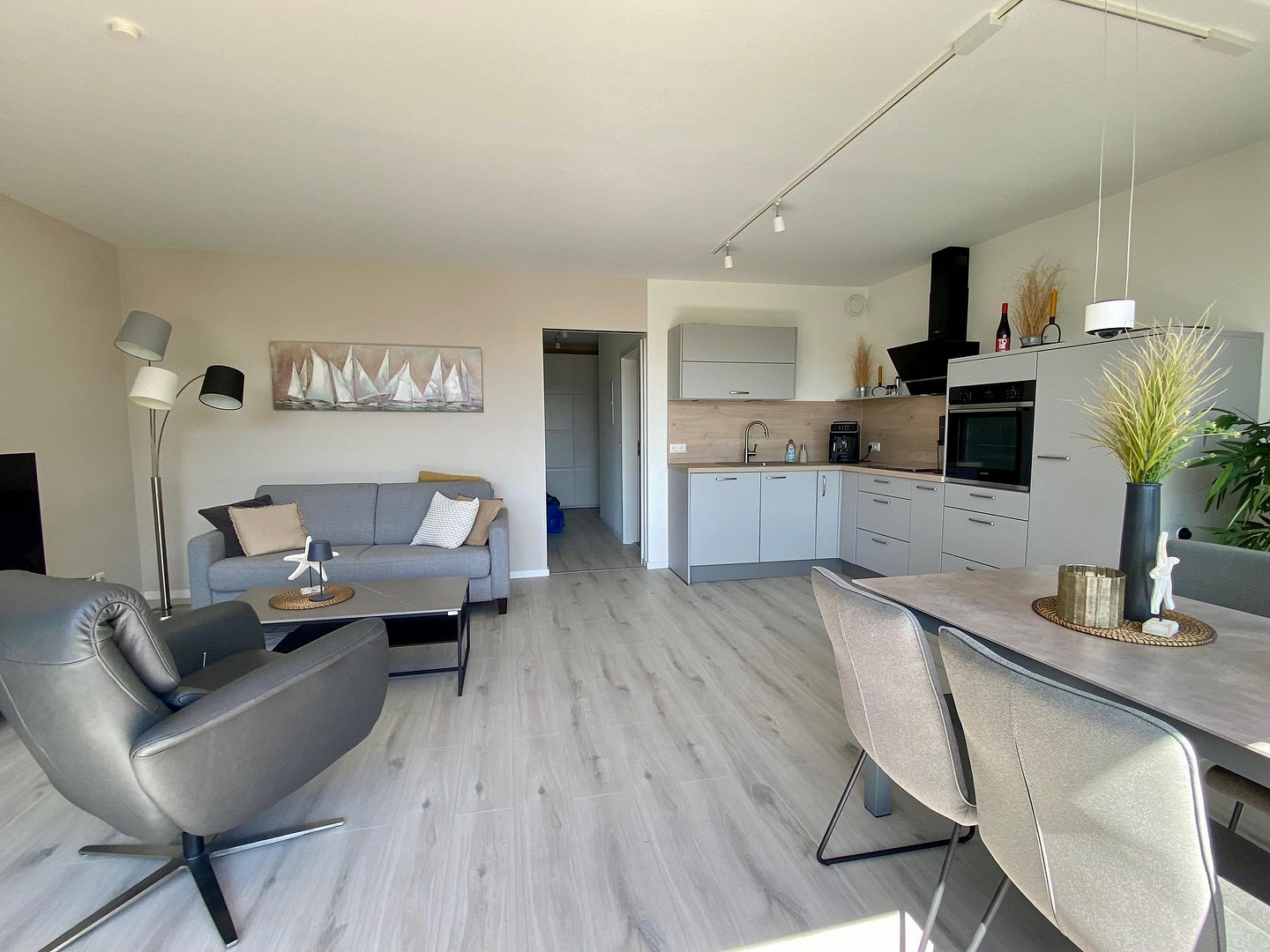 EINZIEHEN UND WOHLFÜHLEN... moderne 2-Zimmerwohnung in Bestlage – 23570 Lübeck-Travemünde(Travemünde) – Vorschaubild 2