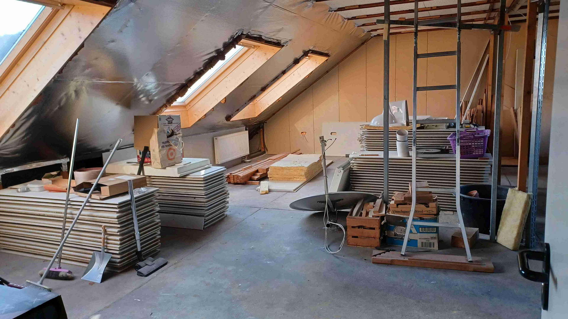 renov.bedürft. 3,5-Zi-Whg mit Balkon und EBK samt sep. DG-Whg. im Rohbau, in freundl. MFH in HN