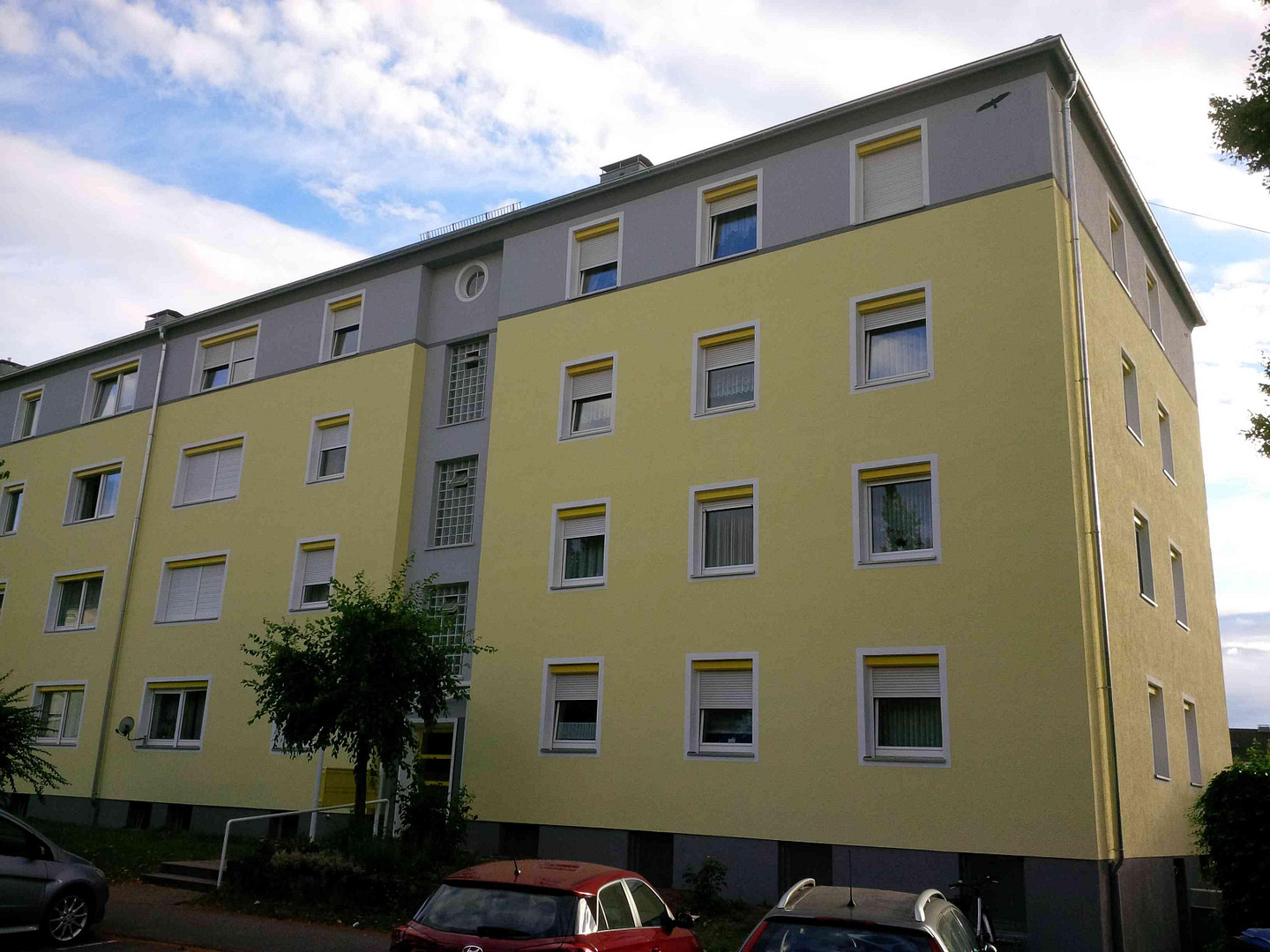 renov.bedürft. 3,5-Zi-Whg mit Balkon und EBK samt sep. DG-Whg. im Rohbau, in freundl. MFH in HN – Herbert-Hoover-Str. 17, 74074 Heilbronn – Vorschaubild 2