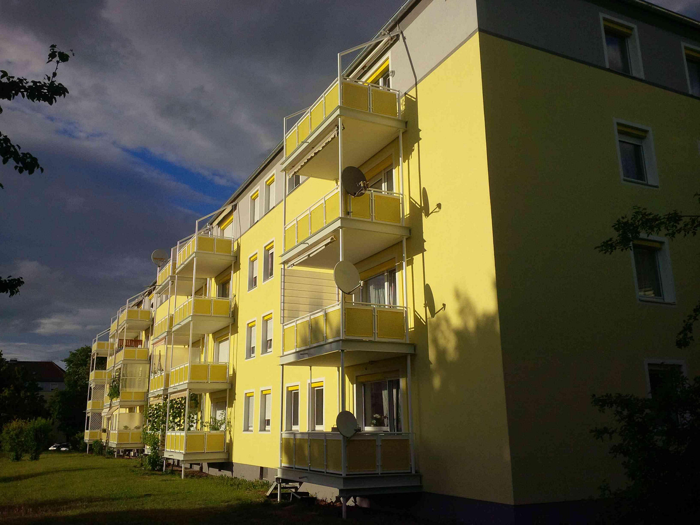 renov.bedürft. 3,5-Zi-Whg mit Balkon und EBK samt sep. DG-Whg. im Rohbau, in freundl. MFH in HN – Herbert-Hoover-Str. 17, 74074 Heilbronn – Vorschaubild 3
