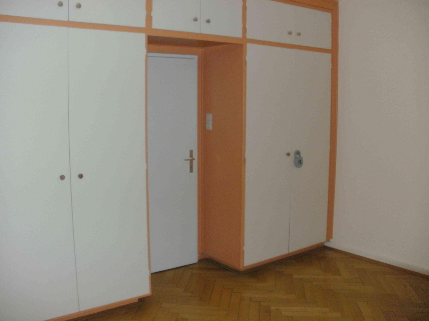renov.bedürft. 3,5-Zi-Whg mit Balkon und EBK samt sep. DG-Whg. im Rohbau, in freundl. MFH in HN – Herbert-Hoover-Str. 17, 74074 Heilbronn – Vorschaubild 12