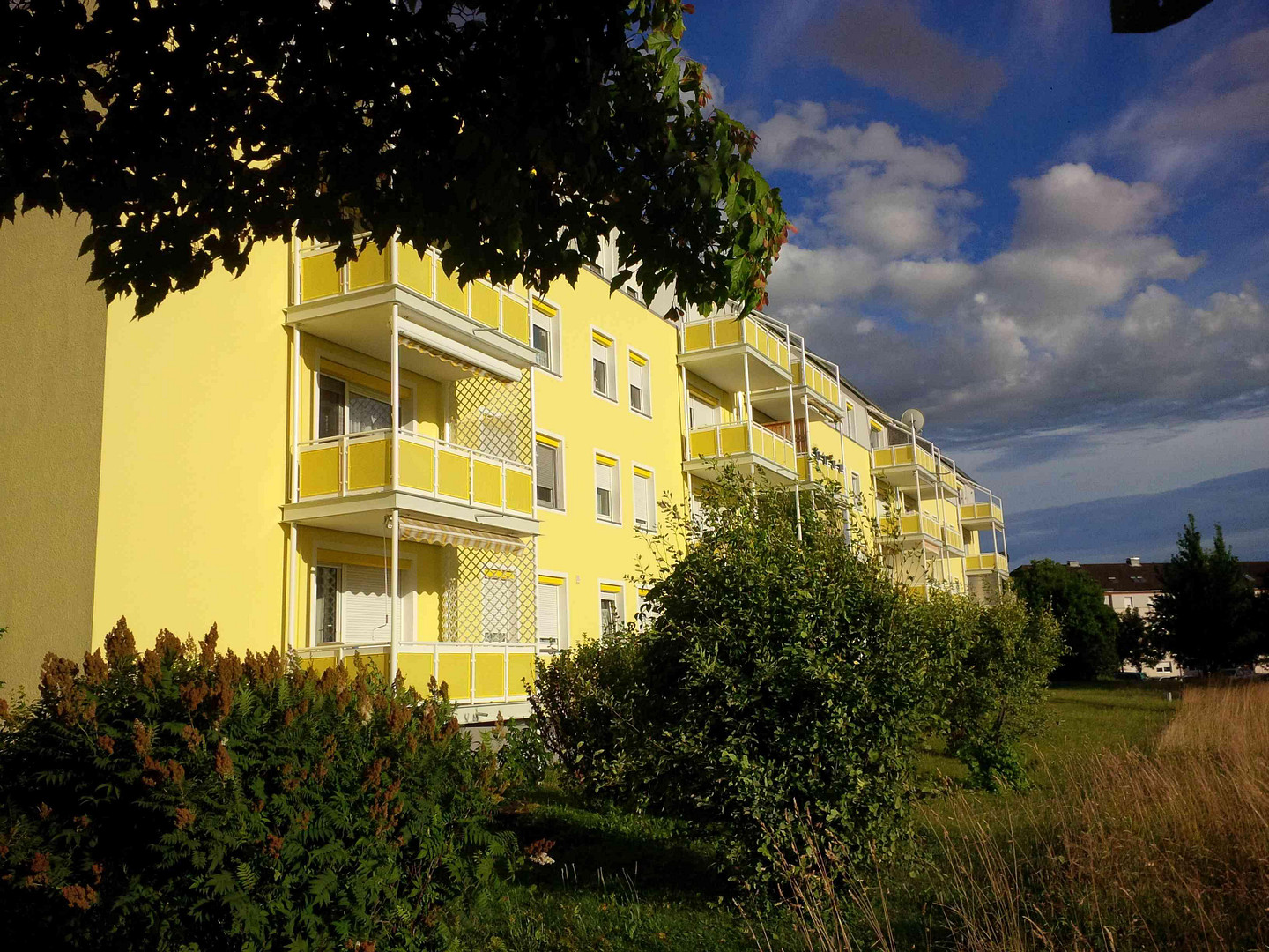 renov.bedürft. 3,5-Zi-Whg mit Balkon und EBK samt sep. DG-Whg. im Rohbau, in freundl. MFH in HN – Herbert-Hoover-Str. 17, 74074 Heilbronn – Vorschaubild 4