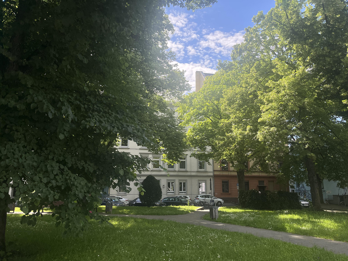 1A-Lage, altersgerechte exklusive 3-Zimmer-Altbau-Wohnung am Park