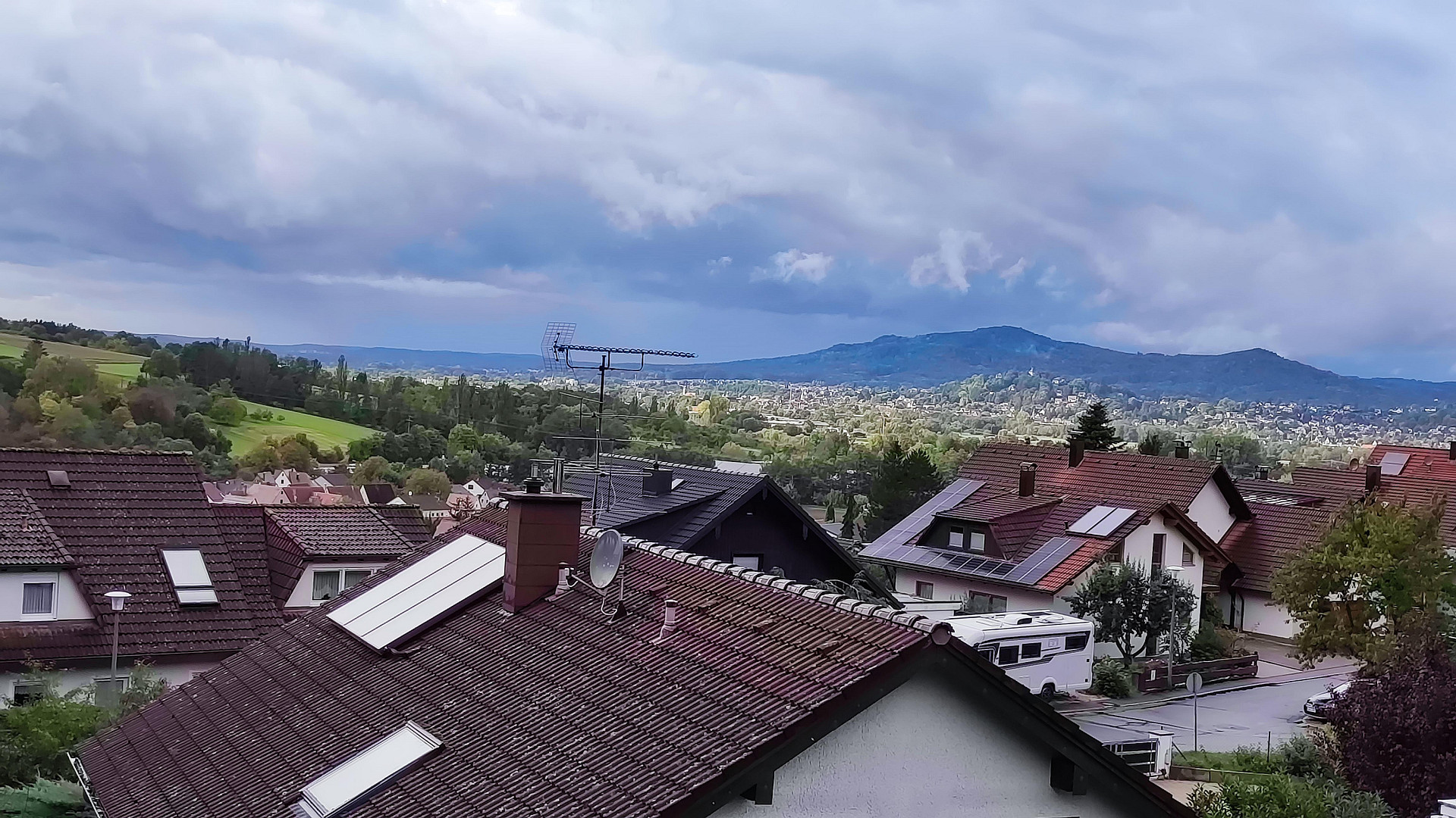Sonnige Aussichtslage mit Weitblick – Reiheneckhaus mit Galerie, Studio und großem Garten in Happurg – Südring 33, 91230 Happurg – Vorschaubild 2
