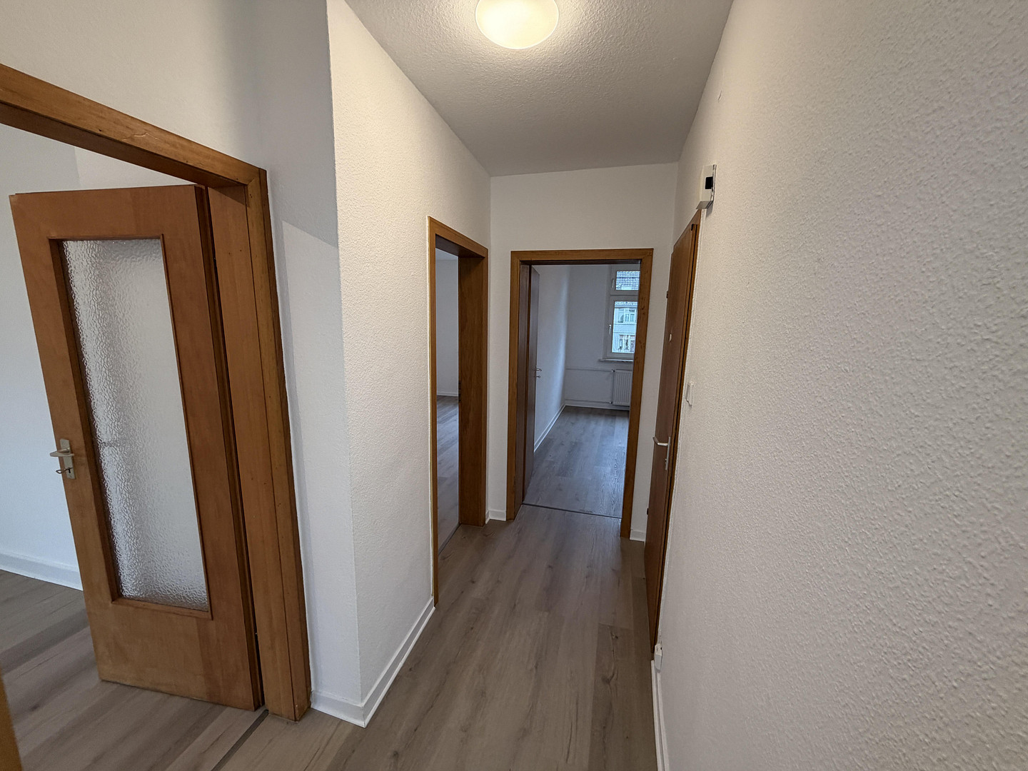 Frisch renovierte Wohnung im Zweifamilienhaus mit Garten direkt an der Regattabahn in DU-Wedau – Rüsternstr 9, 47279 Duisburg(Wedau) – Vorschaubild 3
