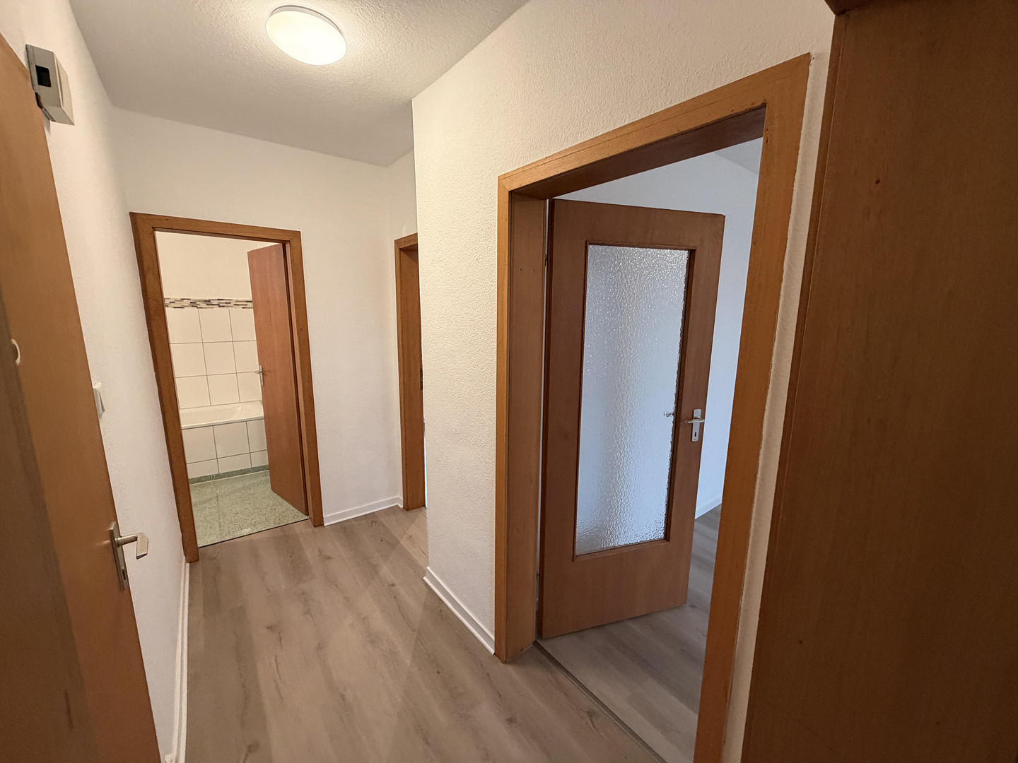 Frisch renovierte Wohnung im Zweifamilienhaus mit Garten direkt an der Regattabahn in DU-Wedau – Rüsternstr 9, 47279 Duisburg(Wedau) – Vorschaubild 4