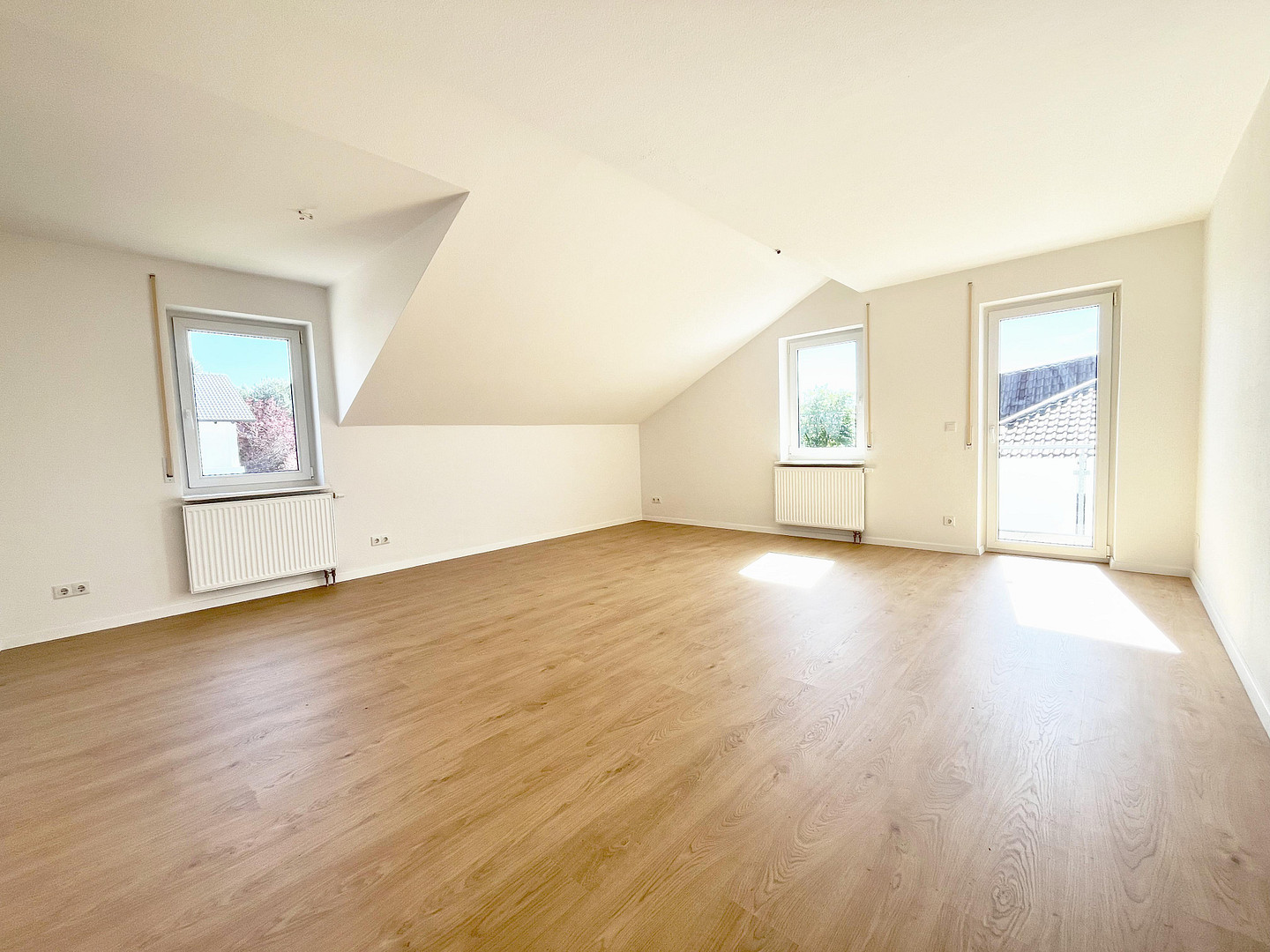 Rodgebiet: Helle moderne grosszügige 3.5 Zimmer Maisonette Wohnung
