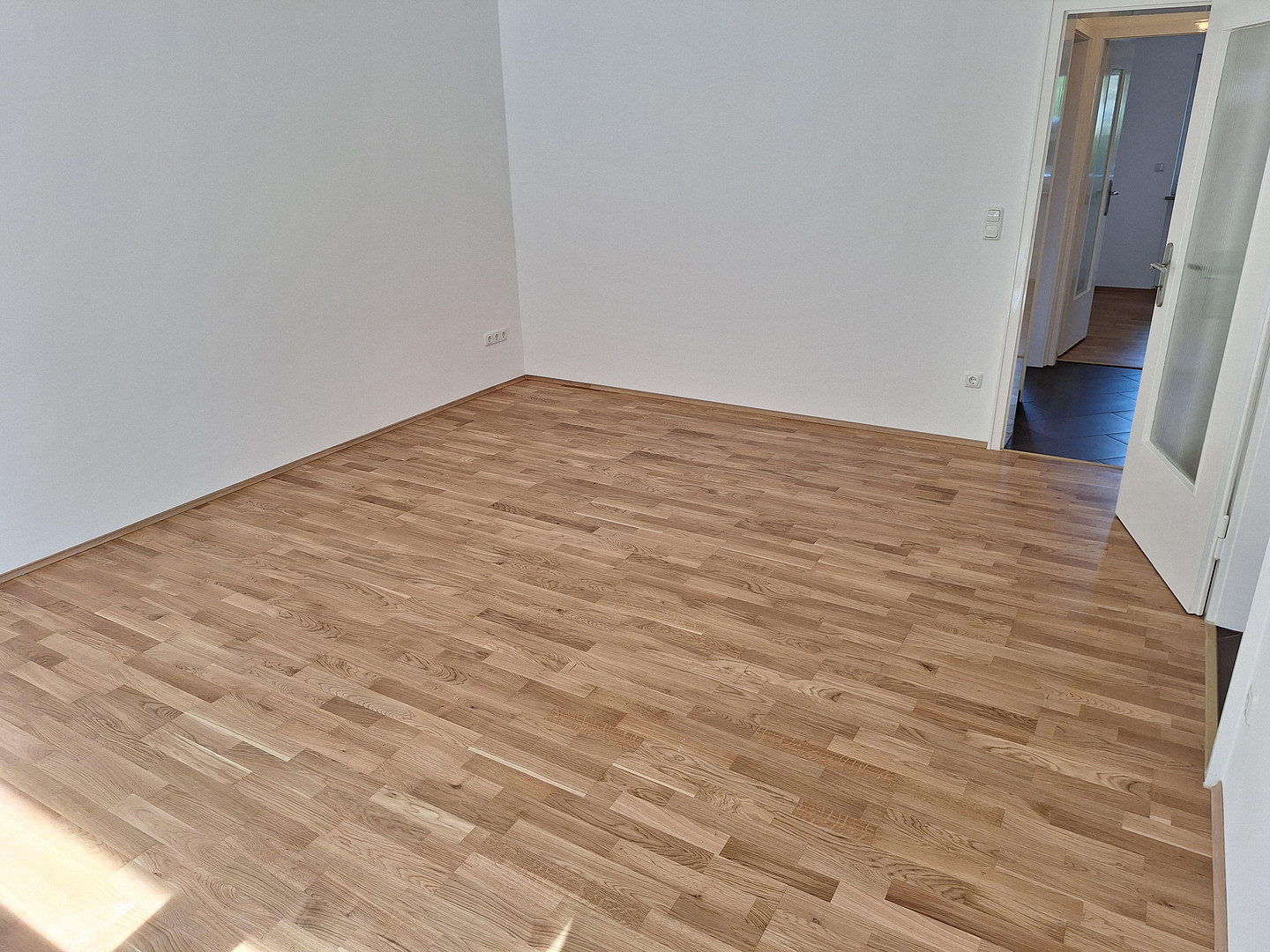 Hochwertig komplettsanierte 3-Zi. Erdgeschossterrassenwohnung in München, Fürstenried, am Waldrand – Kemptener Straße 54, 81475 München(Forstenried) – Vorschaubild 4