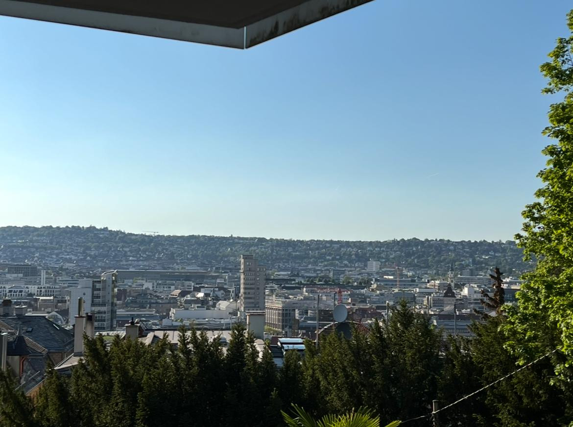 Moderne vollmöblierte 1-Zimmerwohnung mit Blick in die Stadt – Foto 9