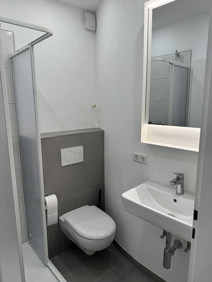 Moderne vollmöblierte 1-Zimmerwohnung mit Blick in die Stadt – Foto 7