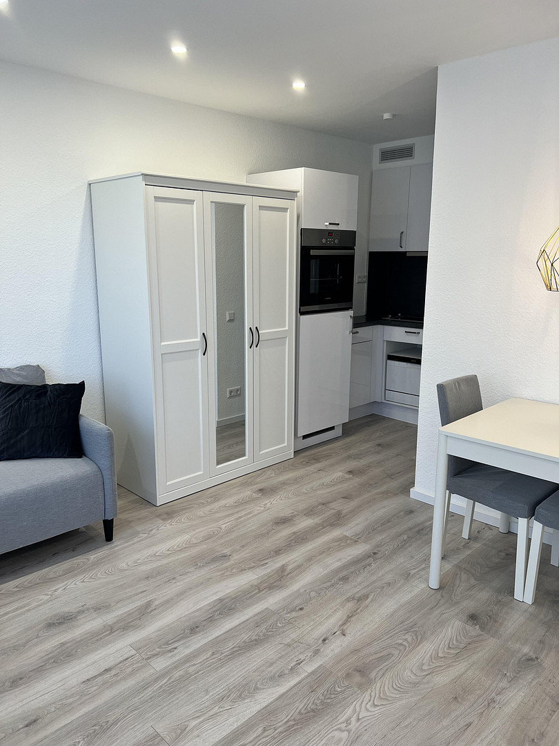 Moderne vollmöblierte 1-Zimmerwohnung mit Blick in die Stadt – Foto 3