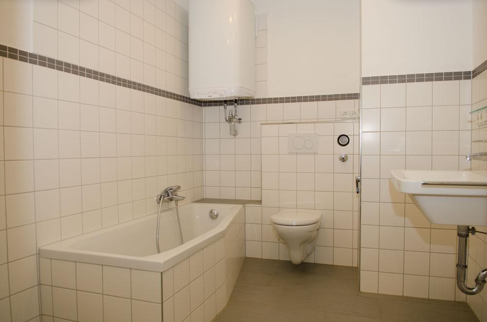 Schöne renovierte 2-Zi-Altbauwohnung, Küche mit  EBK in Bogen Zentrum – Stadtplatz 14, 94327 Bogen – Vorschaubild 2