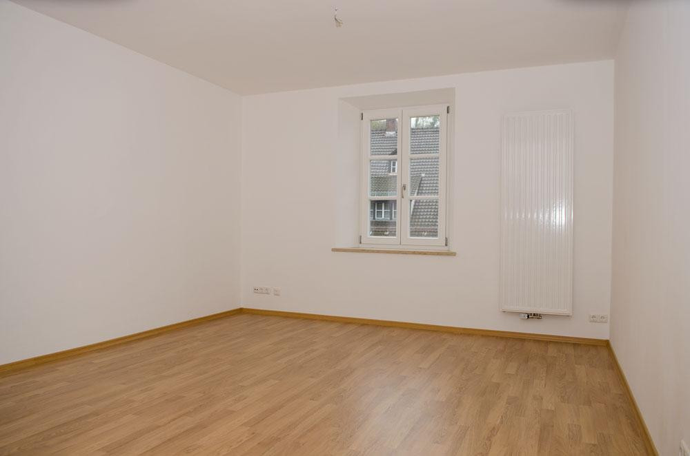 Schöne renovierte 2-Zi-Altbauwohnung, Küche mit  EBK in Bogen Zentrum – Stadtplatz 14, 94327 Bogen – Vorschaubild 4