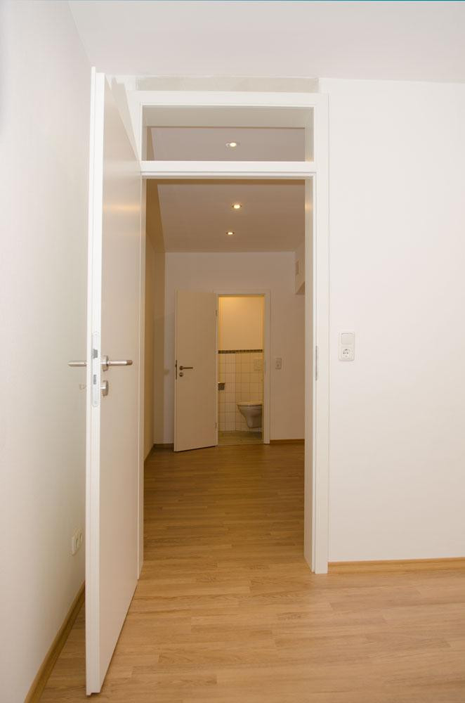 Schöne renovierte 2-Zi-Altbauwohnung, Küche mit  EBK in Bogen Zentrum – Stadtplatz 14, 94327 Bogen – Vorschaubild 3