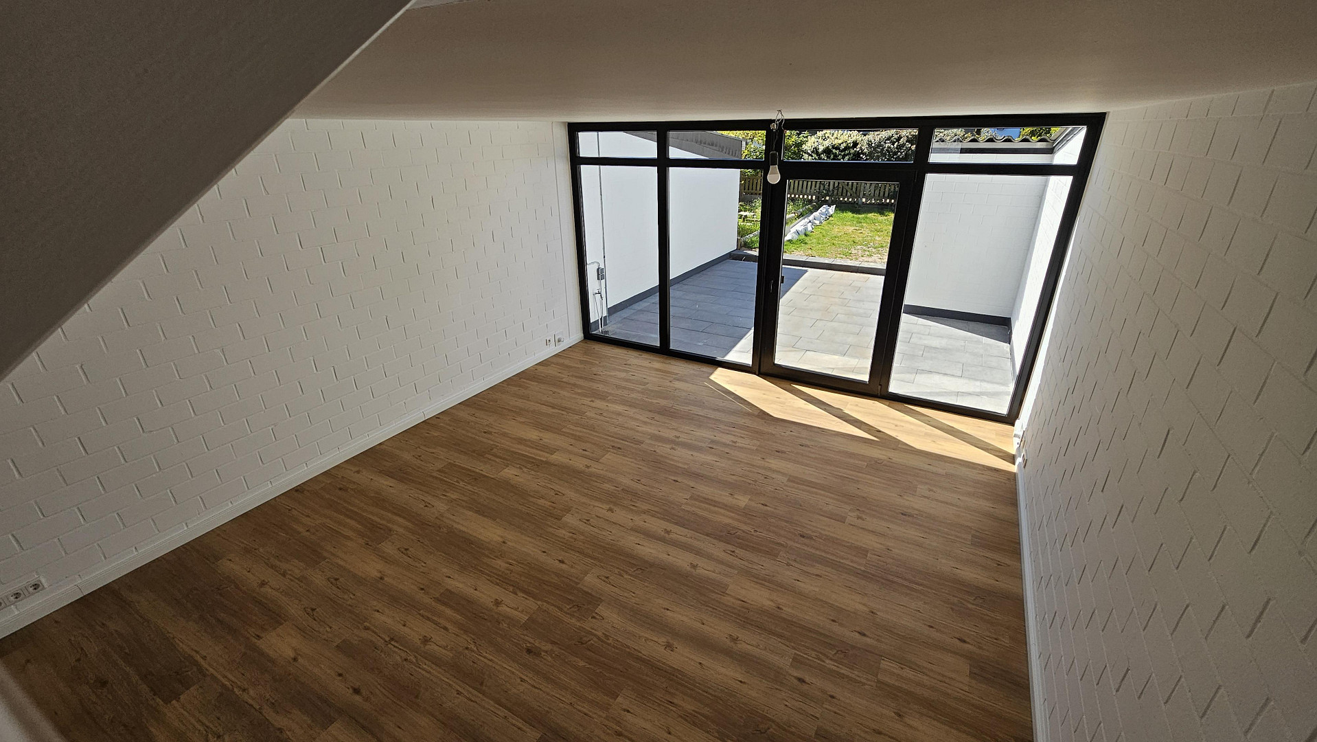 Neuwertiges Reihenmittelhaus mit PV-Anlage, Fußbodenheizung, neuem Dach, eigenem Garten & Garage – Delmenhorst – Vorschaubild 8