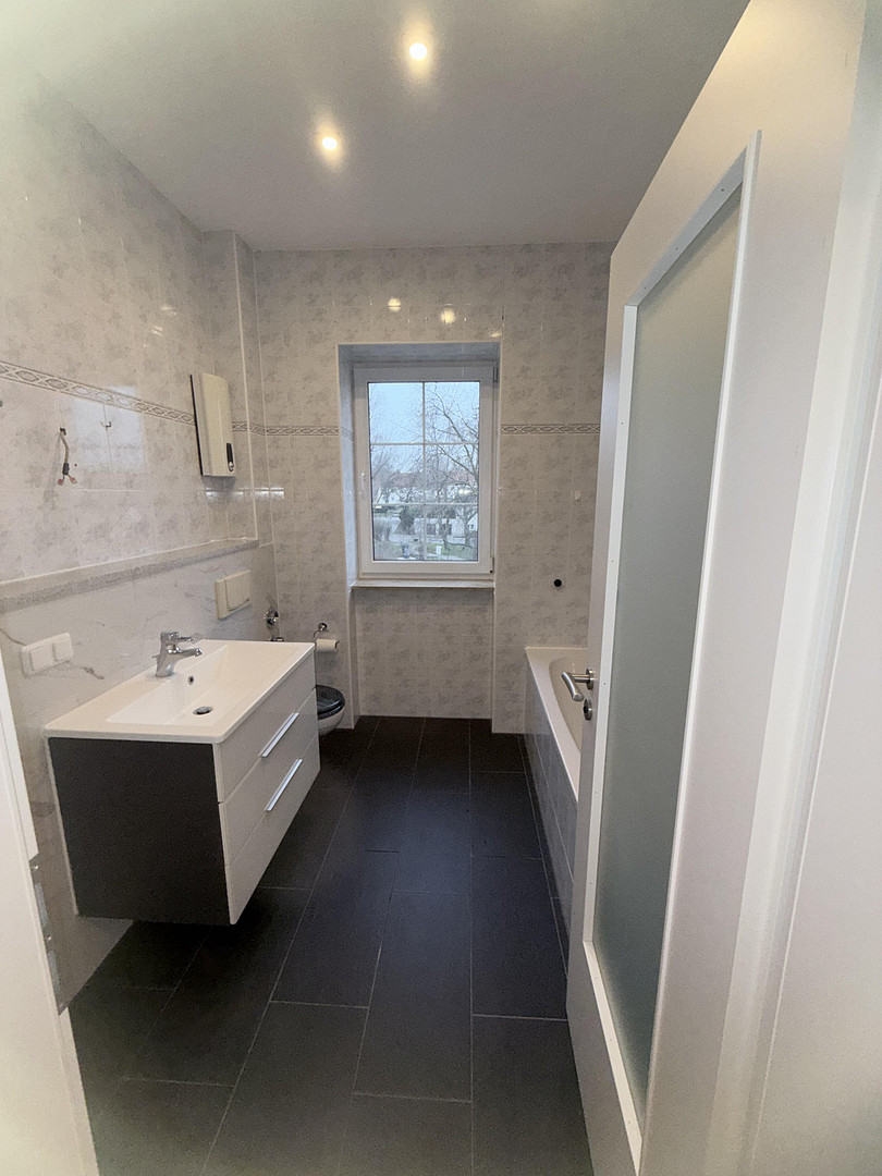 Frisch sanierte 2-Raum-Wohnung mit Einbauküche, Bad mit Wanne,  & Carport-Stellplatz – Merseburger Landstraße 32, 6246 Bad Lauchstädt – Vorschaubild 4
