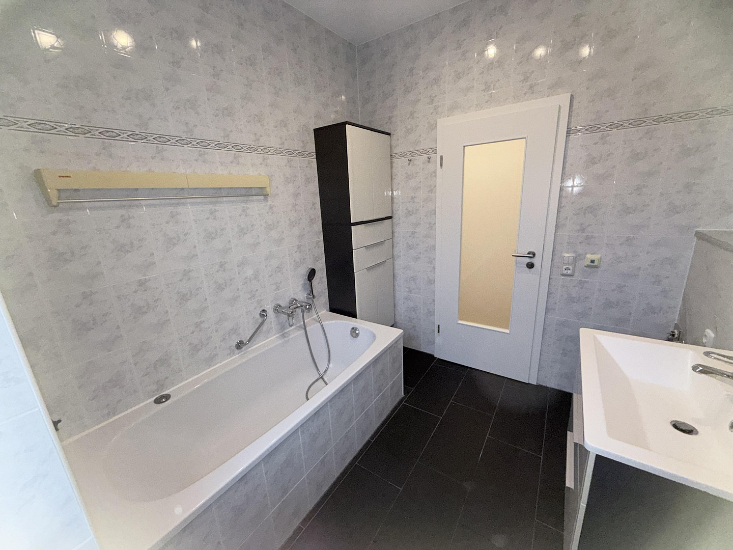 Frisch sanierte 2-Raum-Wohnung mit Einbauküche, Bad mit Wanne,  & Carport-Stellplatz – Merseburger Landstraße 32, 6246 Bad Lauchstädt – Vorschaubild 3