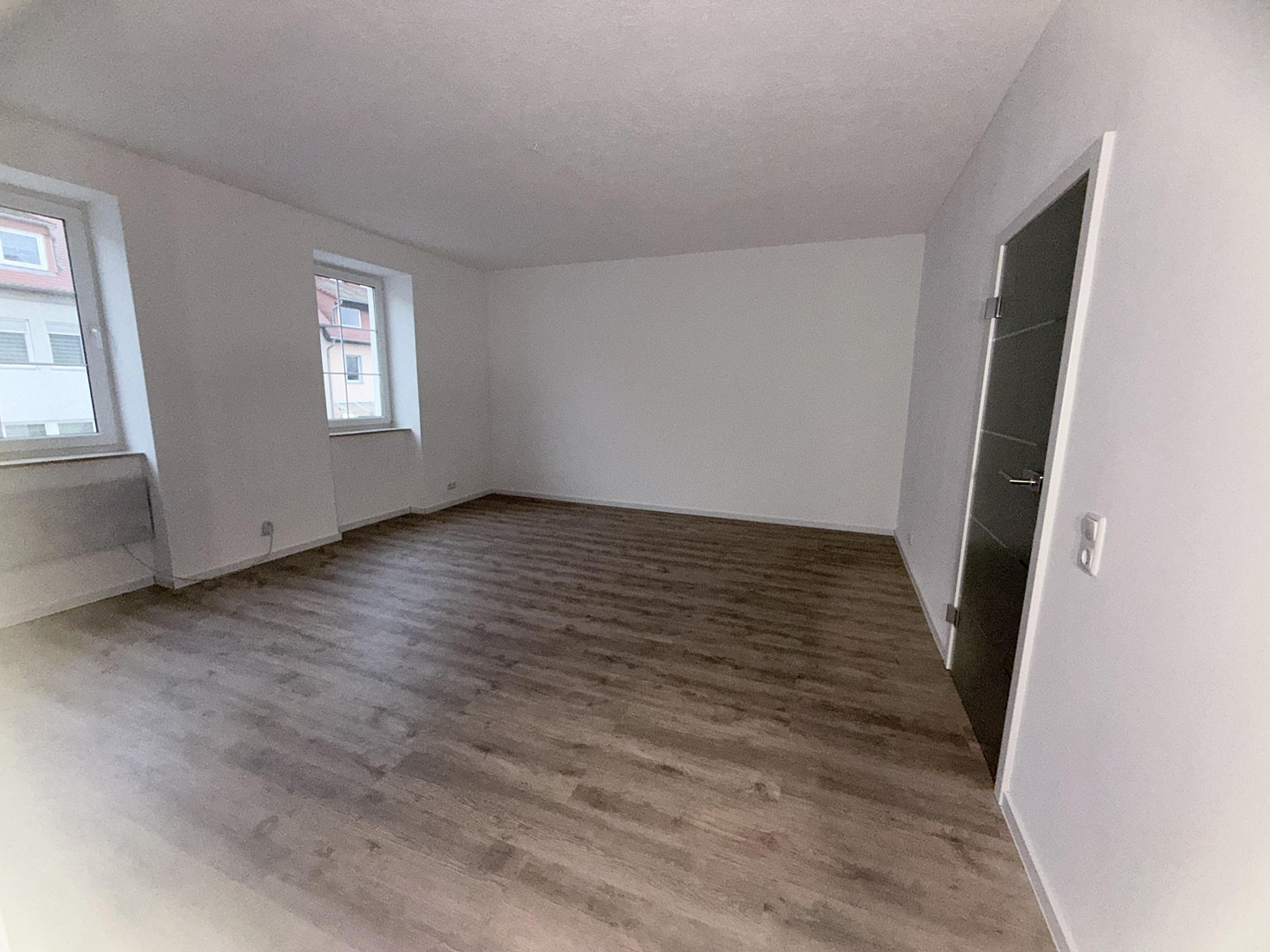Frisch sanierte 2-Raum-Wohnung mit Einbauküche, Bad mit Wanne,  & Carport-Stellplatz – Merseburger Landstraße 32, 6246 Bad Lauchstädt – Vorschaubild 2
