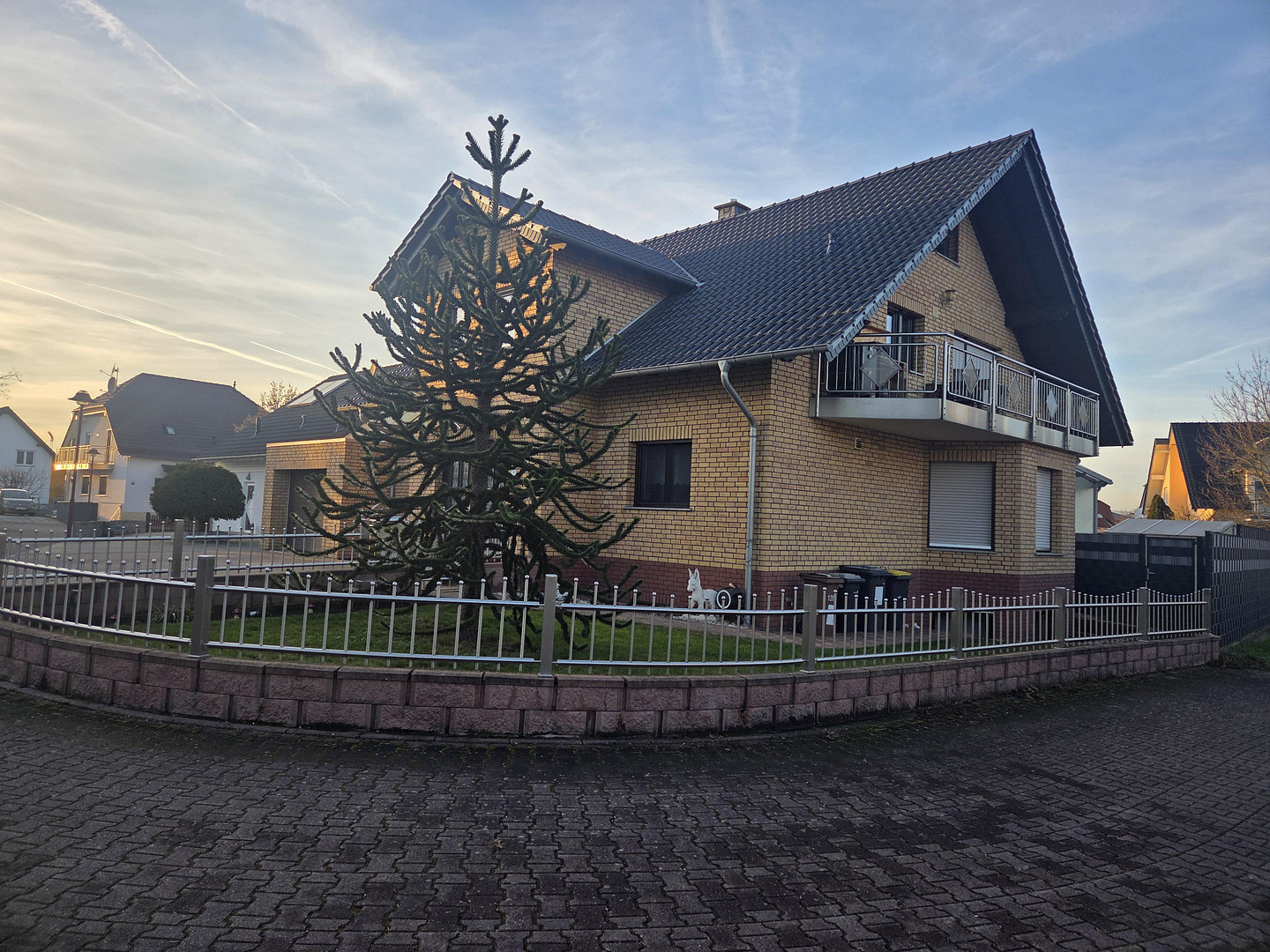 Freistehendes Zweifamilienhaus mit großem Garten – Gensingen – Vorschaubild 2