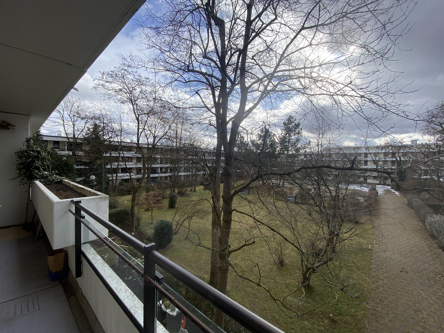 von privat - 12 qm Südbalkon, ruhige Innenhoflage, 50 m zur U-Bahn