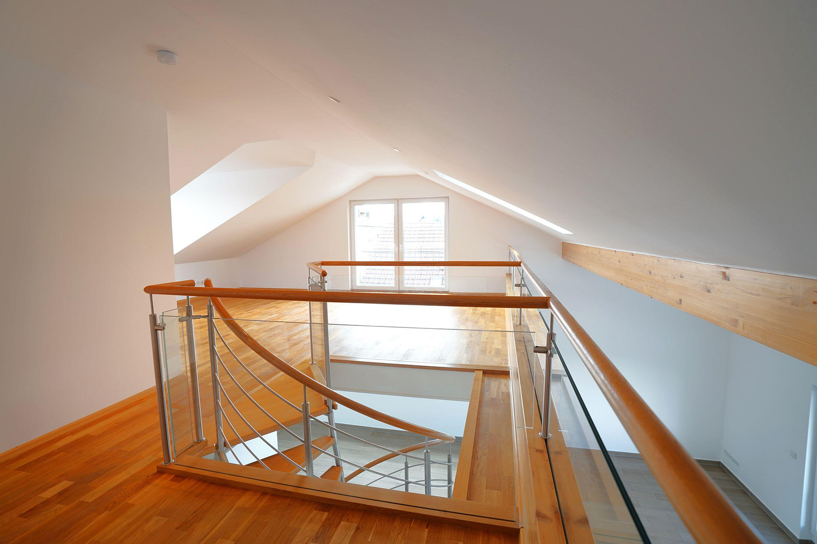 Energiestandard A+: ruhige 4 Zi. Maisonettewhg, gr S/W Dachterrasse Alleinlage, EBK, Nähe Ostbahnhof – 81673 München(Berg am Laim) – Vorschaubild 3