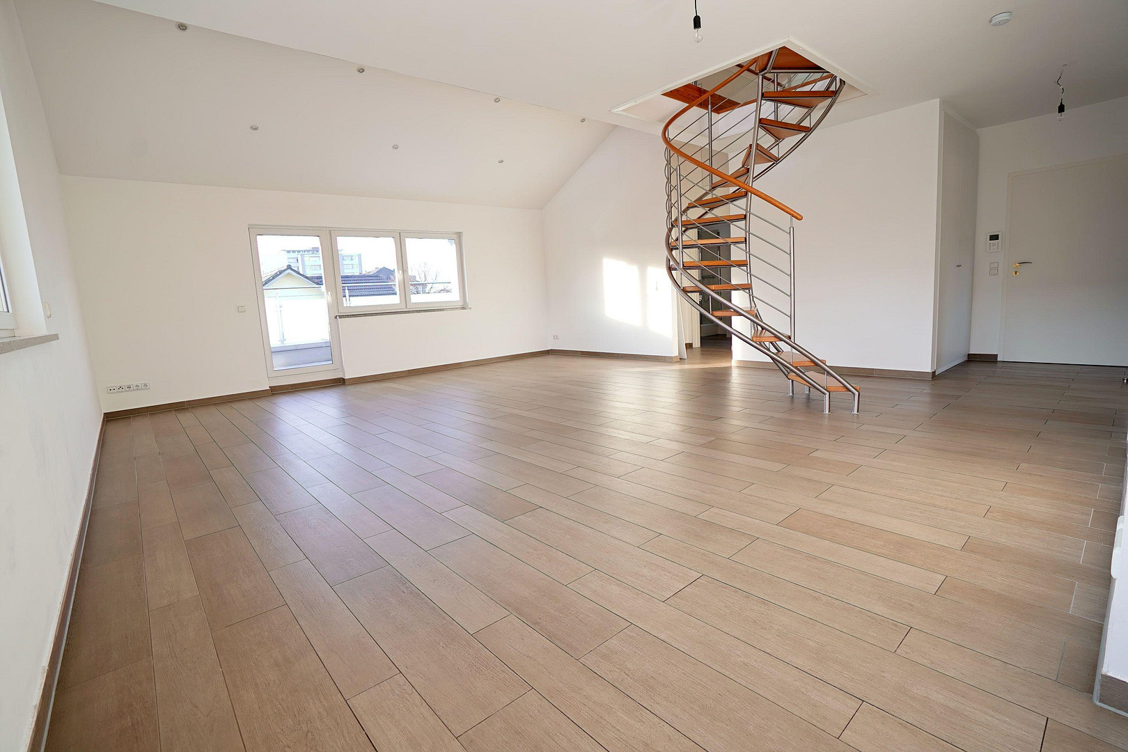 Energiestandard A+: ruhige 4 Zi. Maisonettewhg, gr S/W Dachterrasse Alleinlage, EBK, Nähe Ostbahnhof – 81673 München(Berg am Laim) – Vorschaubild 2