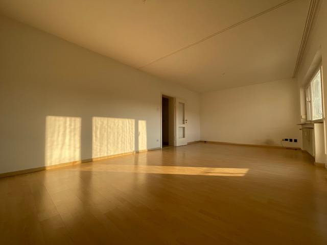 Zentrale großzügige 2-Zi. Wohnung mit sonnigem Balkon in S-West