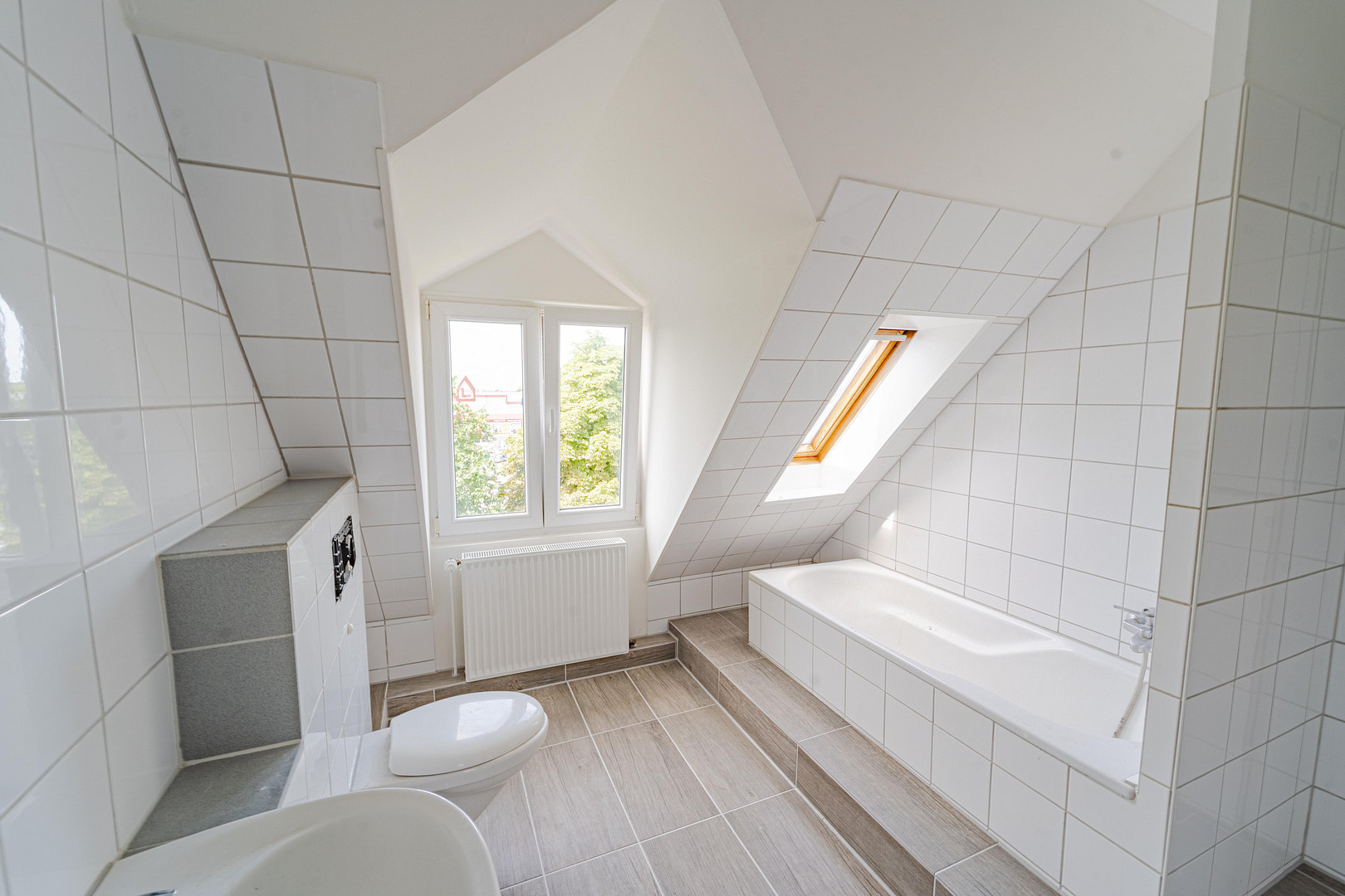 Im Herzen Lübecks: Altbau-Charme & Atelier-Flair, 4‑Z-DG mit neuer EBK – Schwartauer Allee 121a, 23554 Lübeck(Holstentor Nord) – Vorschaubild 2