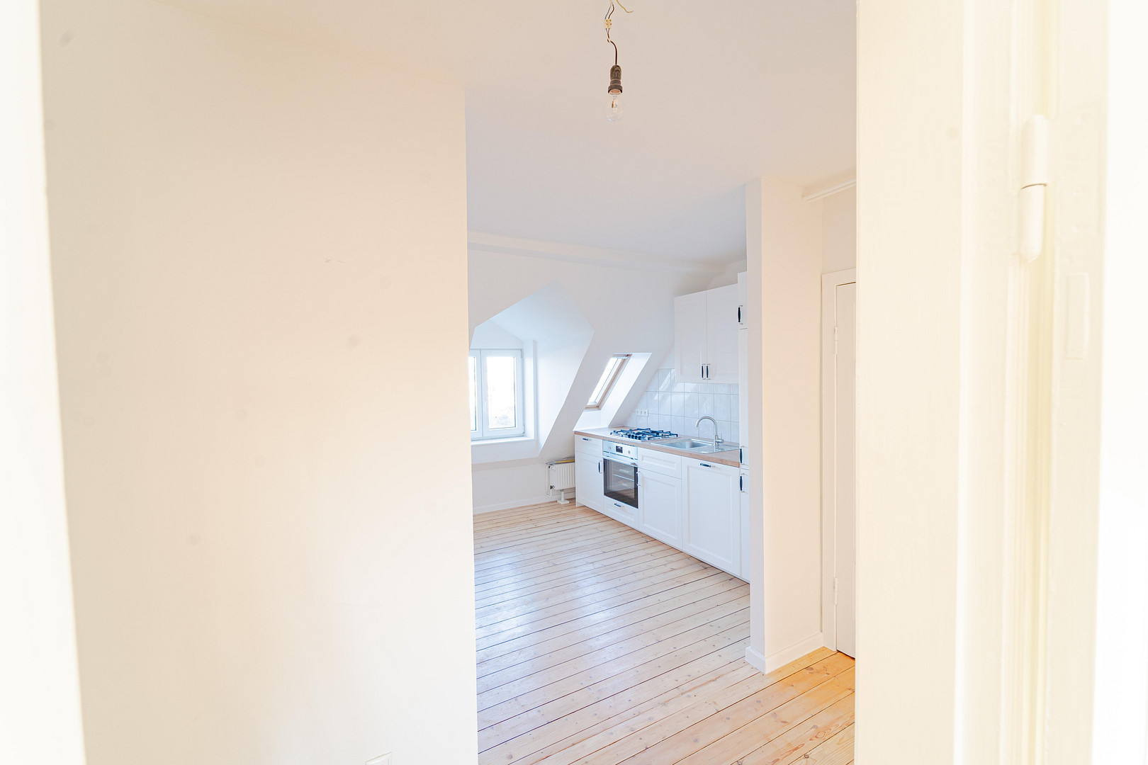 Charmante DG-Wohnung  - renoviert, mit neuer EBK und separatem Speicher in Lübeck – Schwartauer Allee 121, 23554 Lübeck(Holstentor Nord) – Vorschaubild 3