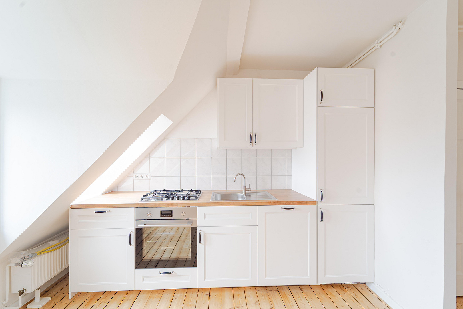 Charmante DG-Wohnung  - renoviert, mit neuer EBK und separatem Speicher in Lübeck – Schwartauer Allee 121, 23554 Lübeck(Holstentor Nord) – Vorschaubild 2