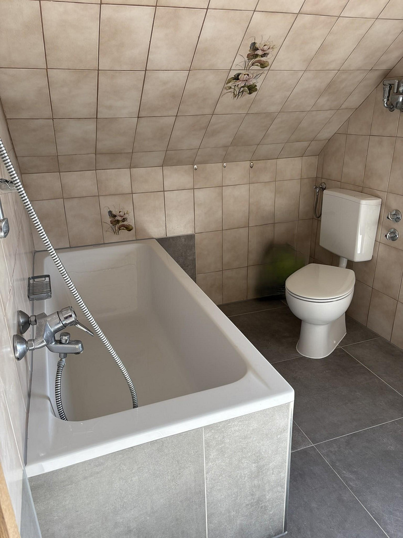 Geräumige und helle Altbauwohnung mit Dachterrasse in bester Karlsfelder Lage – Blumenstraße 34, 85757 Karlsfeld – Vorschaubild 25