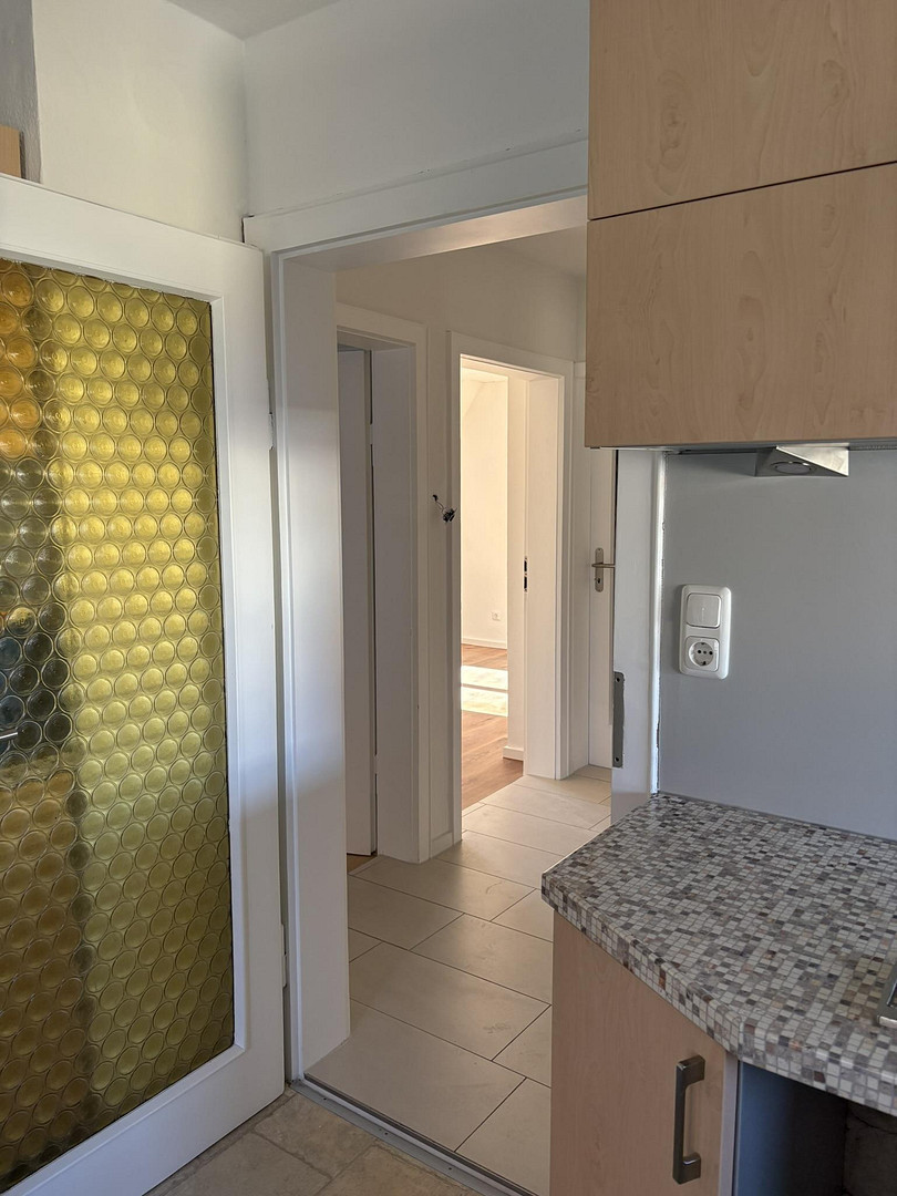 Geräumige und helle Altbauwohnung mit Dachterrasse in bester Karlsfelder Lage – Blumenstraße 34, 85757 Karlsfeld – Vorschaubild 7