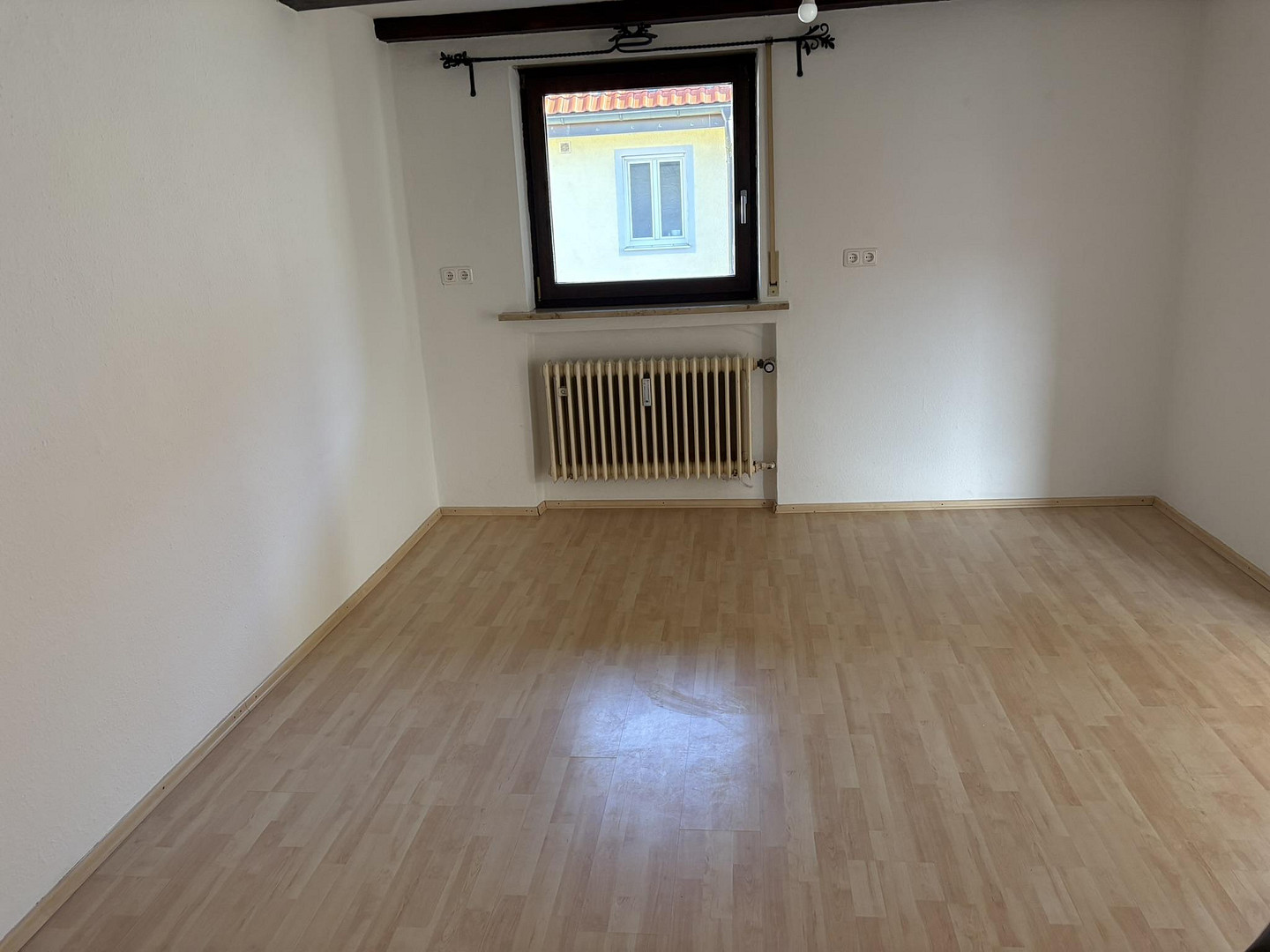Geräumige und helle Altbauwohnung mit Dachterrasse in bester Karlsfelder Lage – Blumenstraße 34, 85757 Karlsfeld – Vorschaubild 15