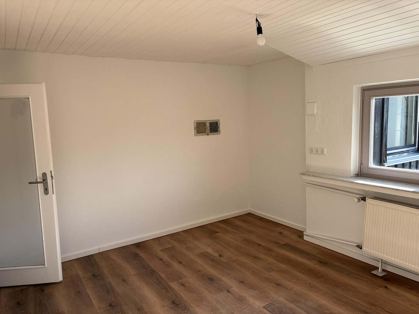 Geräumige und helle Altbauwohnung mit Dachterrasse in bester Karlsfelder Lage – Blumenstraße 34, 85757 Karlsfeld – Vorschaubild 12